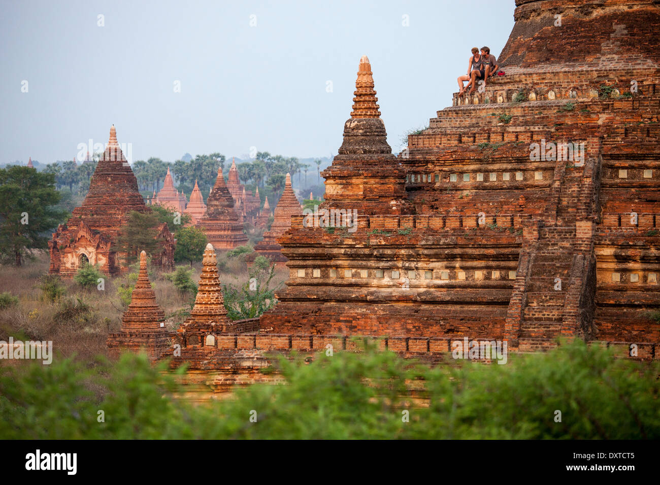 I turisti in un tempio buddista in attesa del tramonto a Bagan, Myanmar Foto Stock