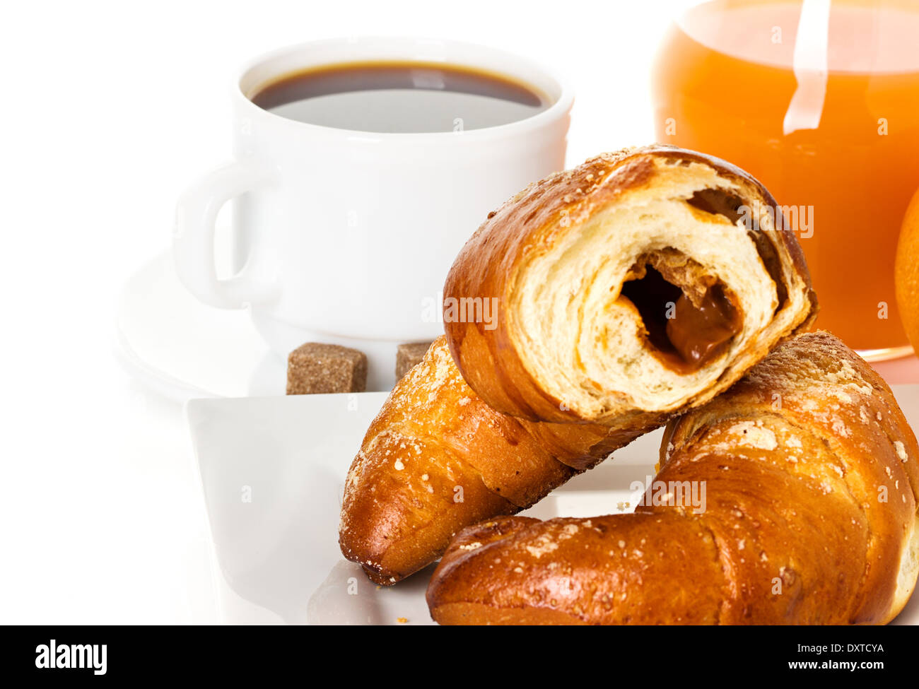 La prima colazione con cornetti, caffè e succhi di frutta Foto Stock