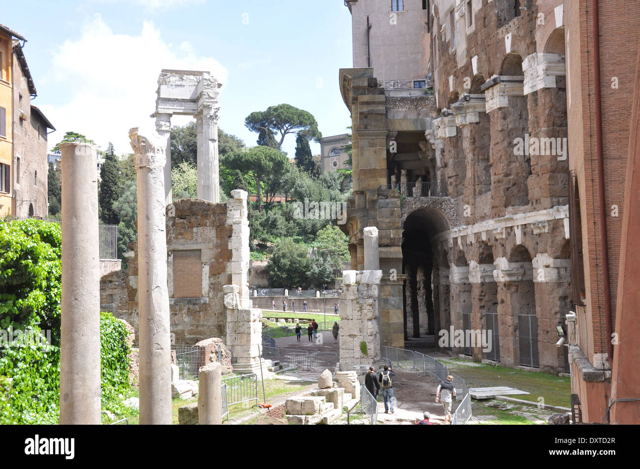 Il Tempio di Apollo Sosianus accanto al teatro di Marcello , Roma Foto Stock