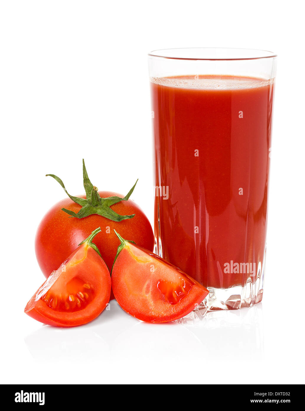 Bicchiere con succo di pomodoro e mature, pomodoro fresco vicino isolati su sfondo bianco Foto Stock