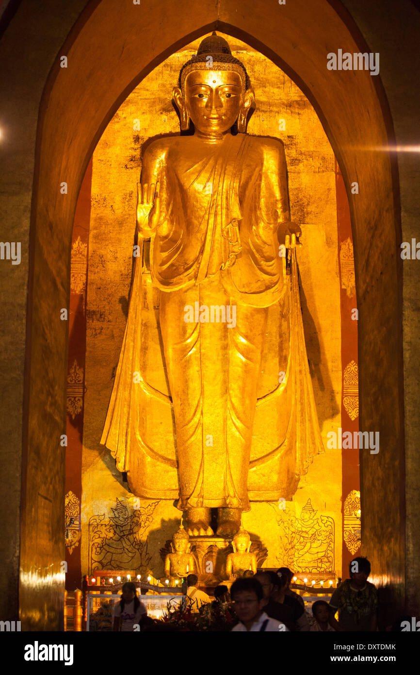 Un enorme Buddha dorato, Ananda Pahto tempio buddista, Bagan Myanmar Foto Stock