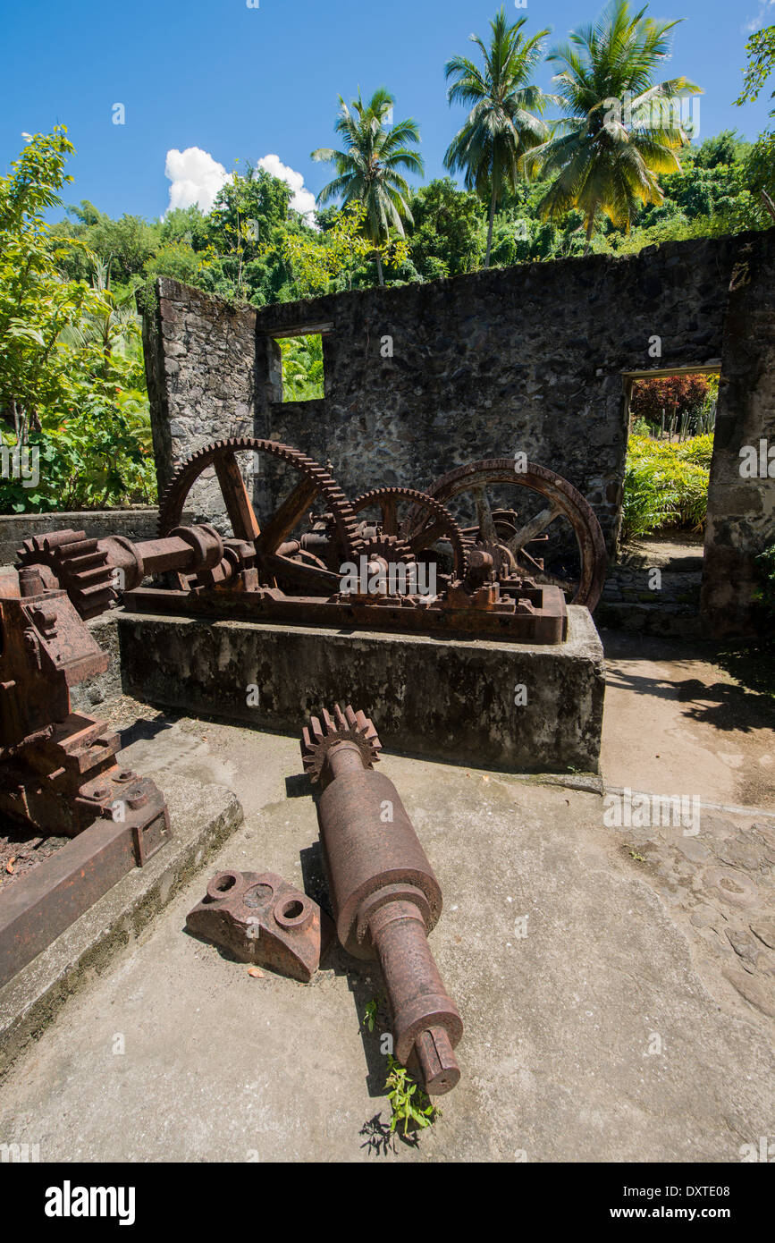 Acqua-spostato macchinari abbandonati in un antica fabbrica in una piantagione di canna da zucchero, Martinica, French West Indies Foto Stock