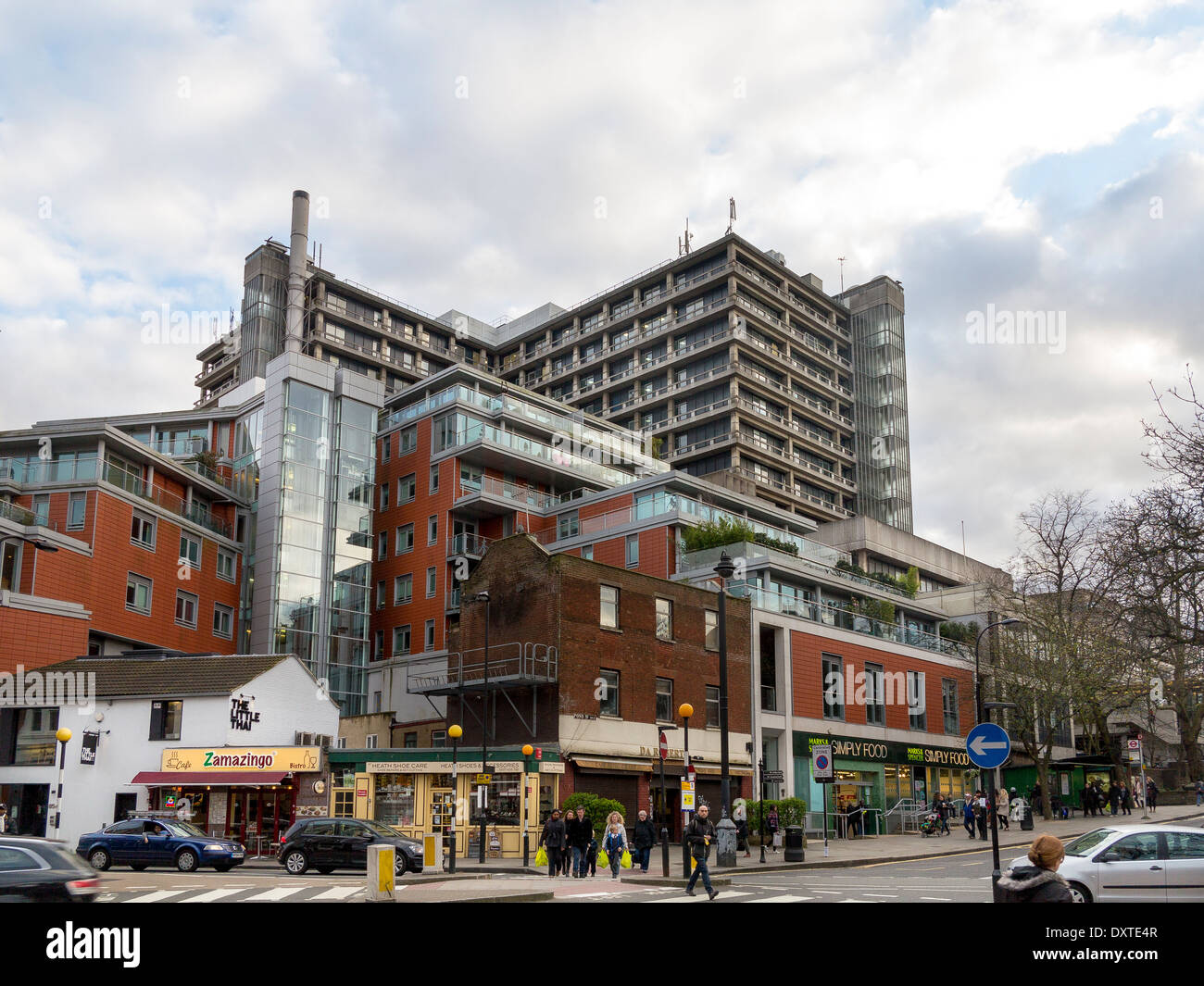 Il Royal Free Hospital, negozi e sviluppo di alloggiamento in corrispondenza di estremità Sud verde, Hampstead Foto Stock