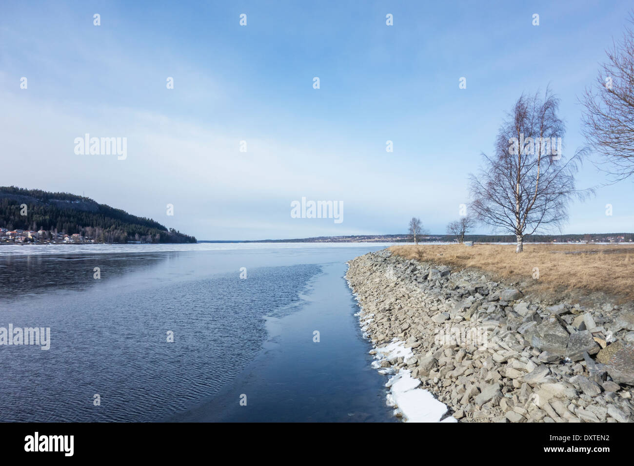 Paesaggio di spring lake e cielo blu Foto Stock