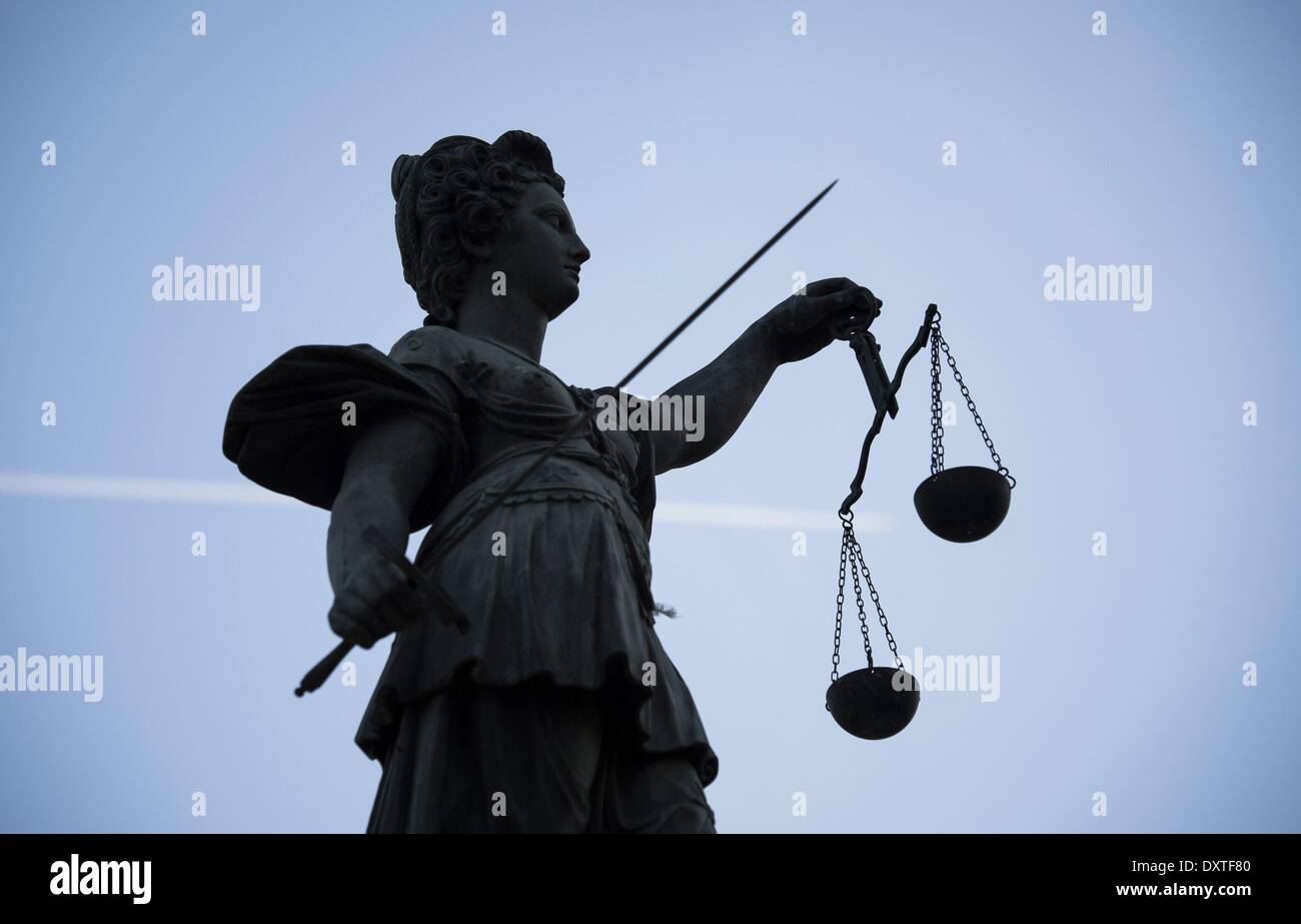 Francoforte, Germania. 20 Mar, 2014. Una statua di Lady giustizia, dea romana della giustizia, è visto a Francoforte, Germania, 20 marzo 2014. © dpa/Alamy Live News Foto Stock