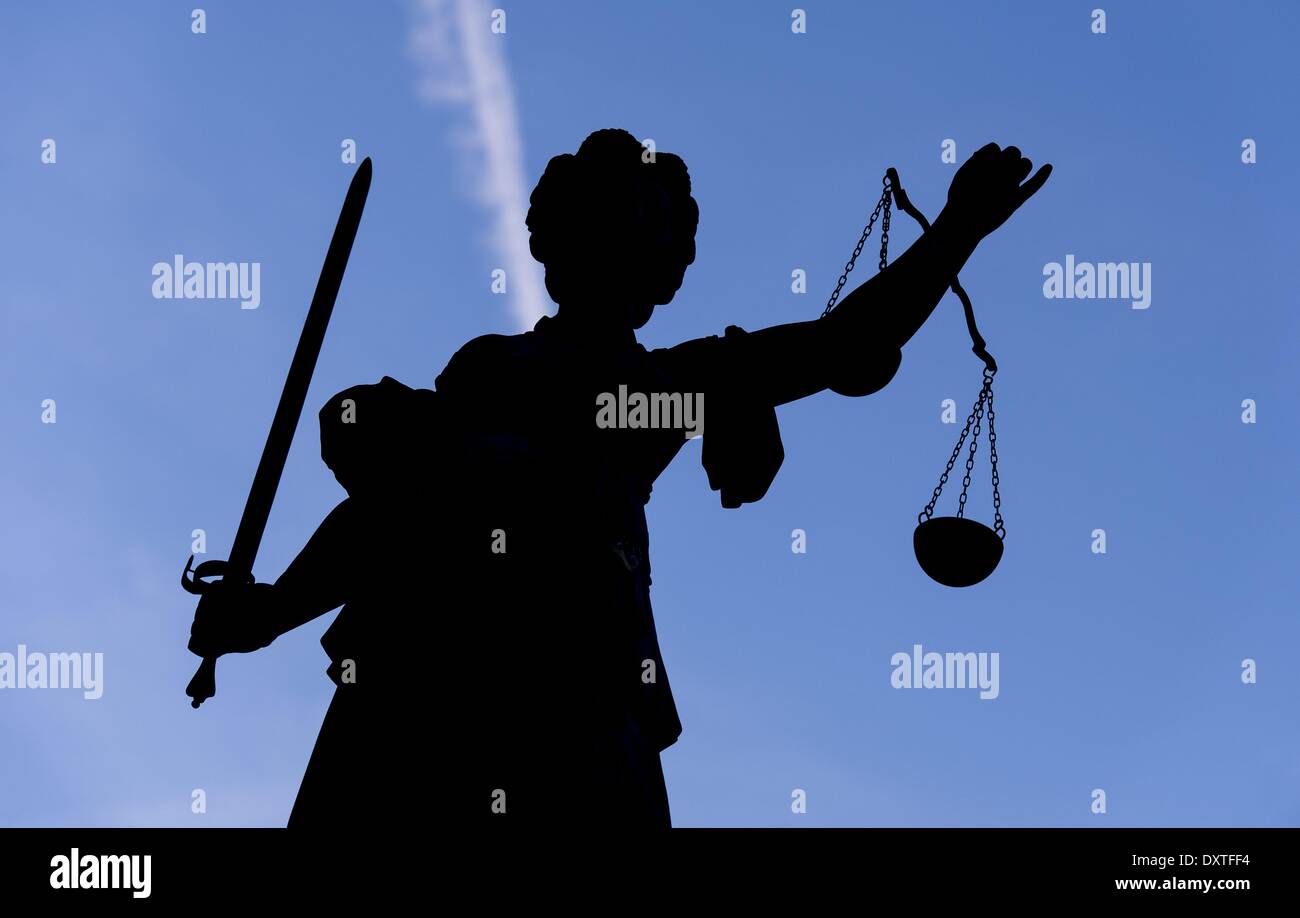 Francoforte, Germania. 20 Mar, 2014. Una statua di Lady giustizia, dea romana della giustizia, è visto a Francoforte, Germania, 20 marzo 2014. © dpa/Alamy Live News Foto Stock