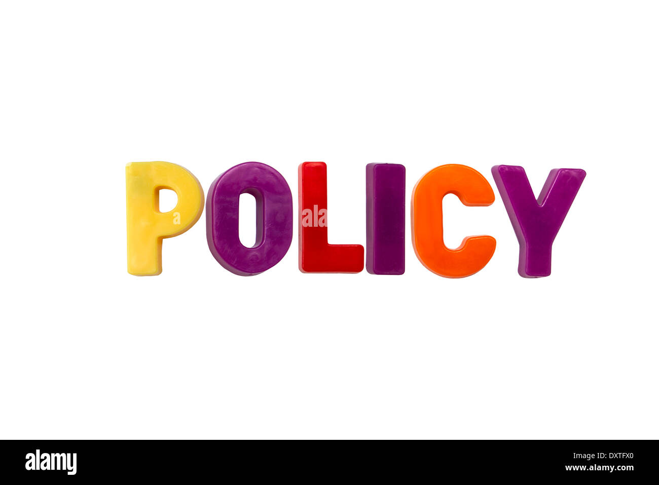 La parola policy viene definita con lettere magnetiche luminose e colorate su uno sfondo bianco pulito. Foto Stock