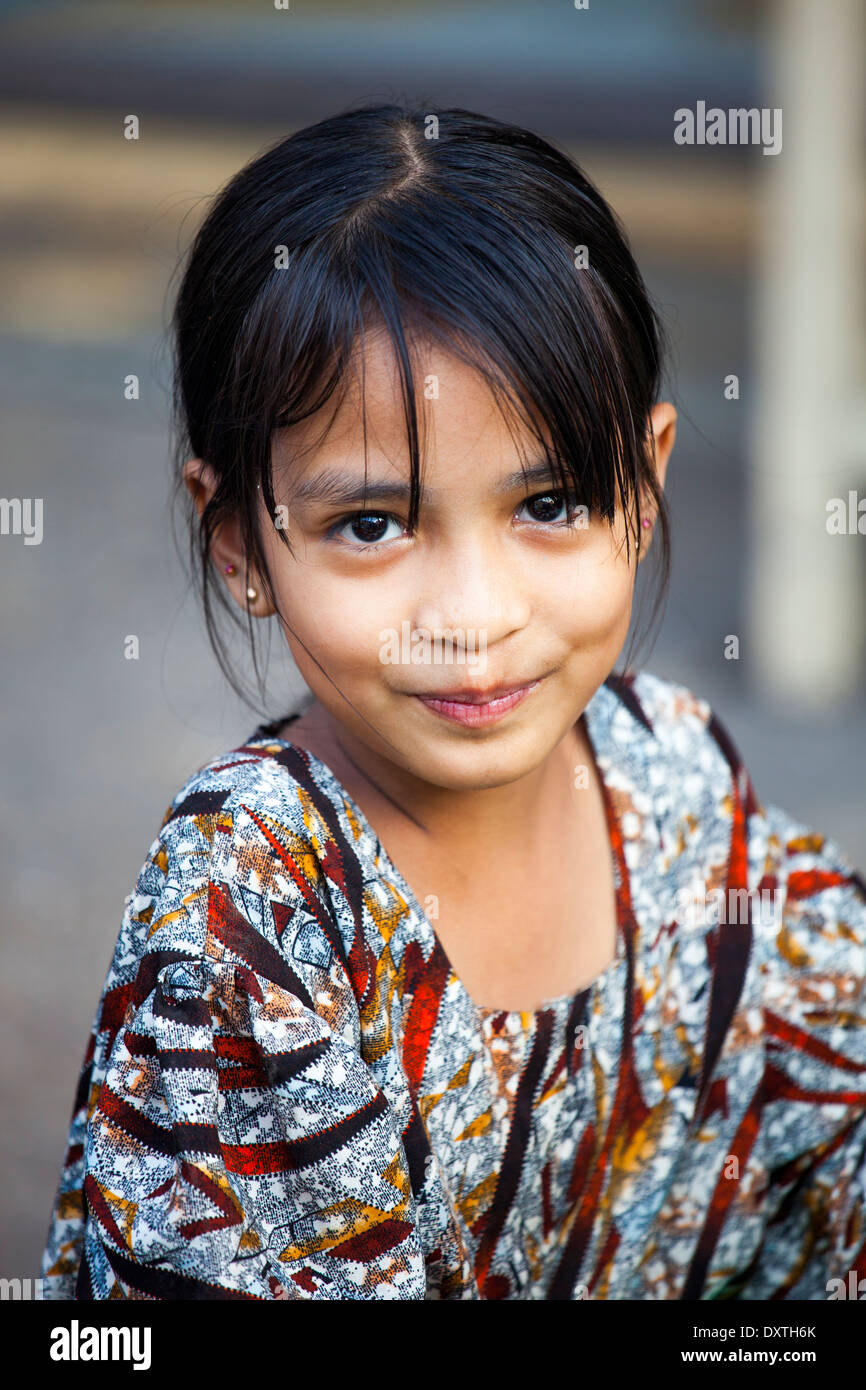Giovane ragazza locale a Yangon, Myanmar Foto Stock