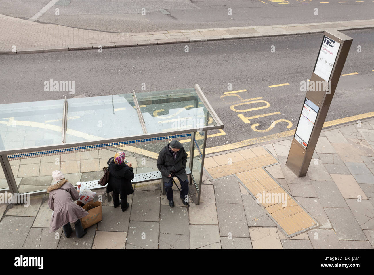 Persone in attesa ad una fermata di autobus di Sheffield, nello Yorkshire, Inghilterra, Regno Unito Foto Stock