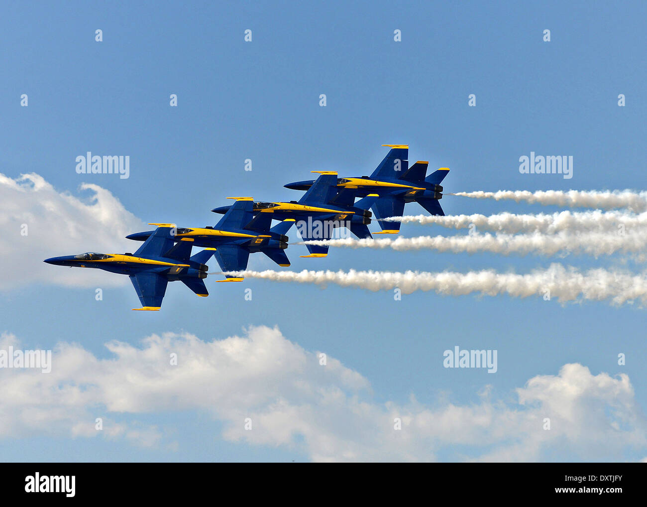 US Navy dimostrazione di volo squadrone, Blue Angels, eseguire la doppia Farvel durante il Los Angeles County Airshow di Marzo 22, 2014 in Lancaster, CA. Foto Stock