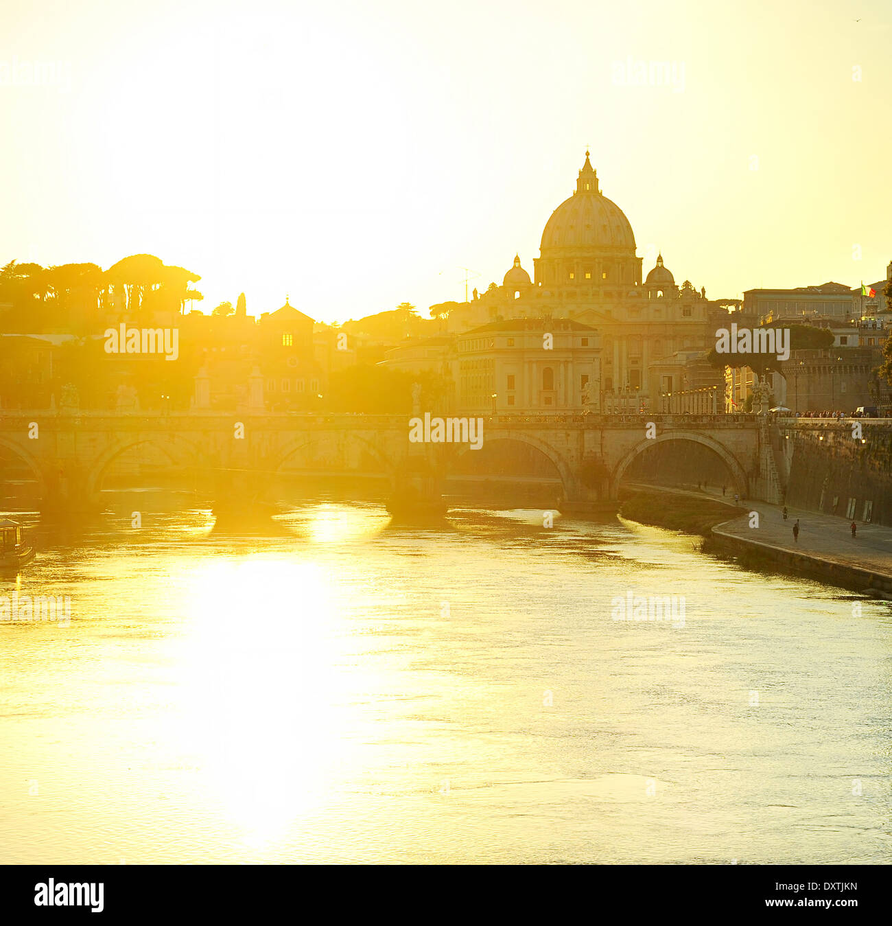 Vista del Tevere e la cattedrale di San Pietro al tramonto a Roma Foto Stock