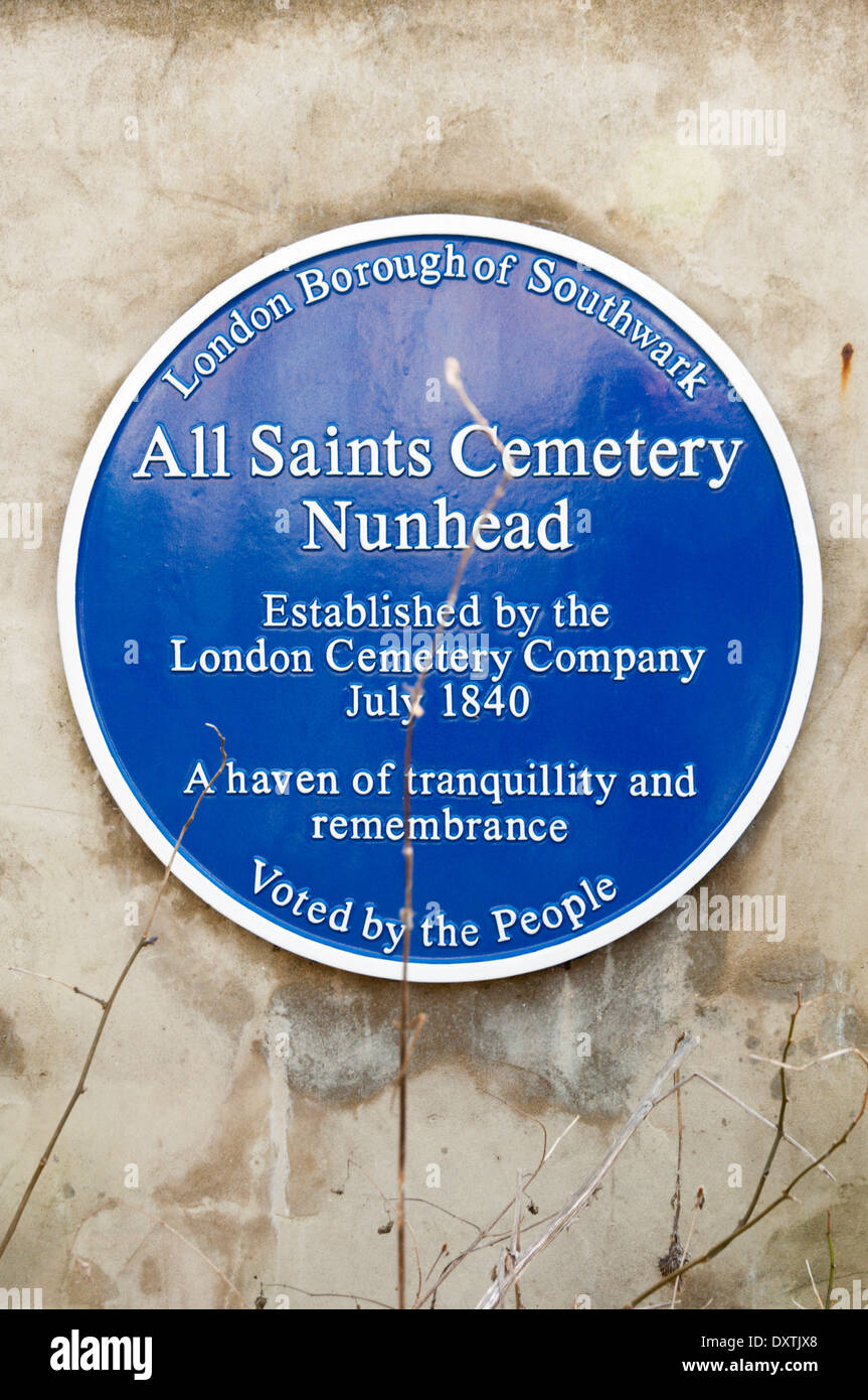 Una targa blu all'ingresso del cimitero Nunhead nel sud di Londra. Foto Stock