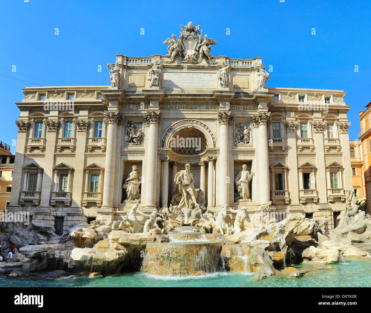 Famosa Fontana di Trevi nella giornata del sole. Roma, Italia Foto Stock