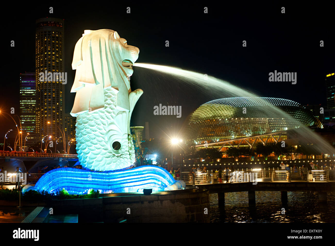 Il Merlion fontana sgorga acqua nella parte anteriore del centro cittadino di Singapore a Singapore. Foto Stock