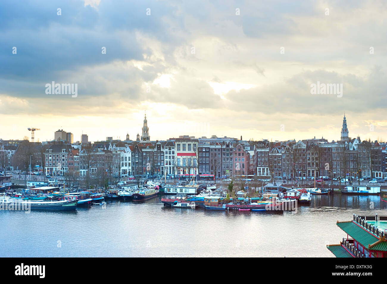 Skyline di Amsterdam al tramonto colorato. Vista aerea Foto Stock
