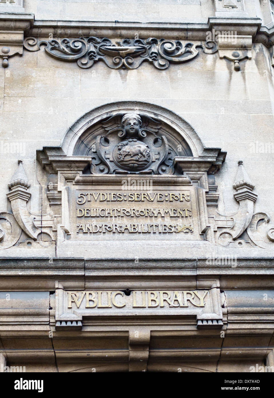 Iscrizione sull'ingresso dell'antica biblioteca pubblica di Oxford nel Municipio, St Aldate's, Oxford (Regno Unito) Foto Stock