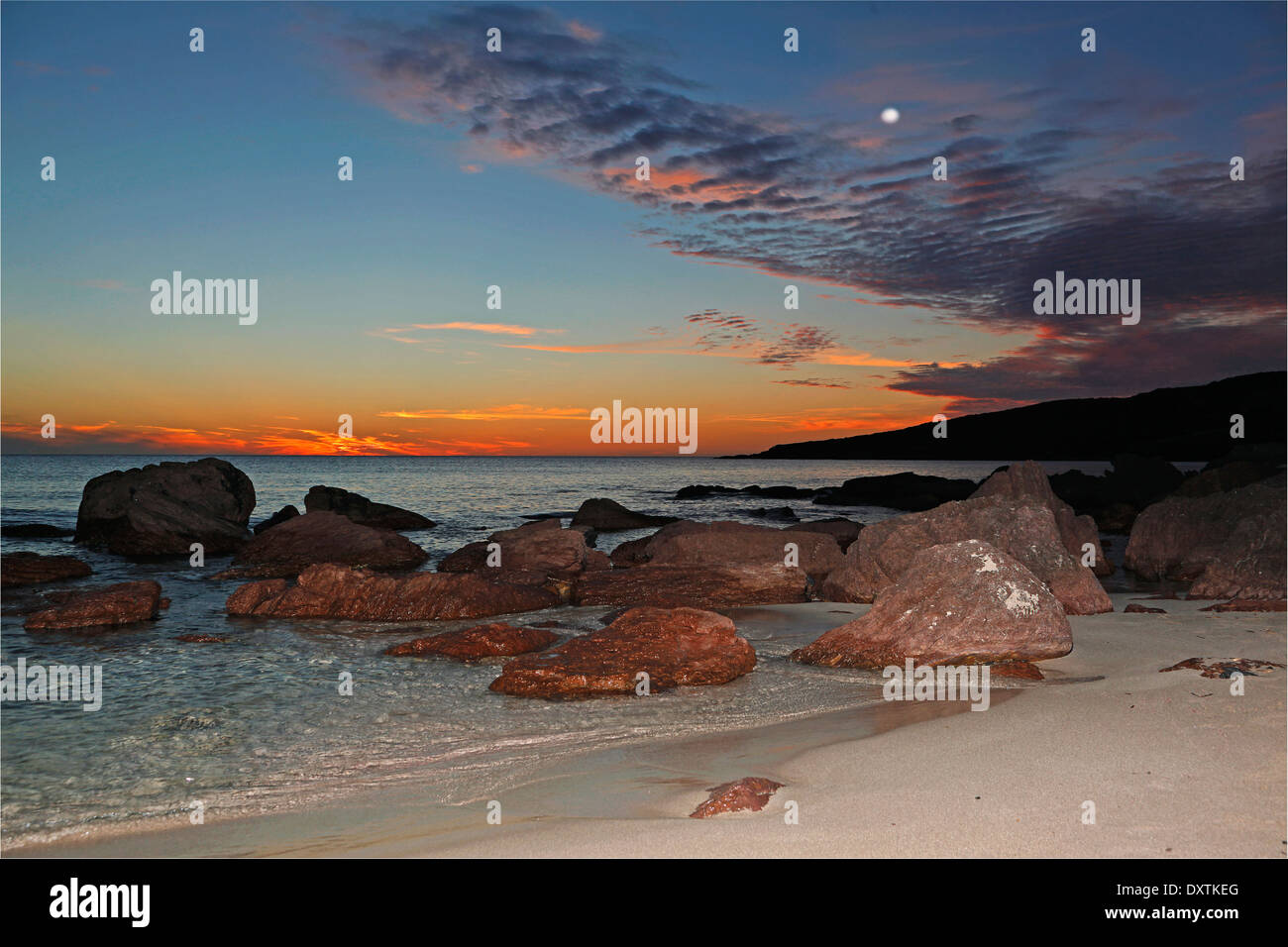 La Caletta Spiaggia San Pietro Island-Sardinia- La Luna Piena al tramonto Foto Stock