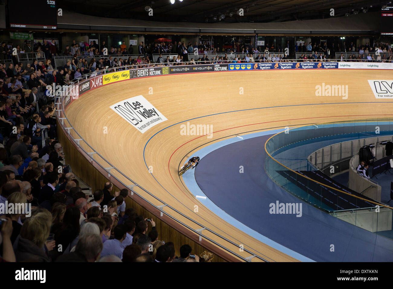 Un ciclista gare intorno al via a Londra velodromo olimpico Foto Stock