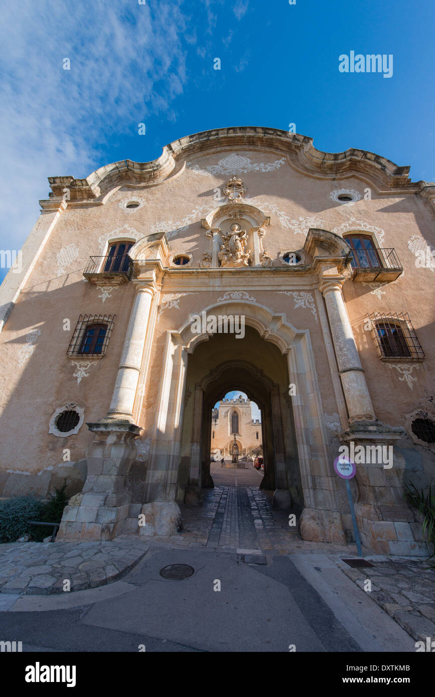 Fuori le porte di ingresso alla zona interna del monastero di Santes Creus, Spagna Foto Stock