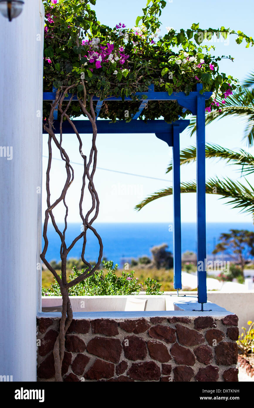 Tradizionale porta greca con una vista fantastica sul isola di Santorini, Grecia Foto Stock