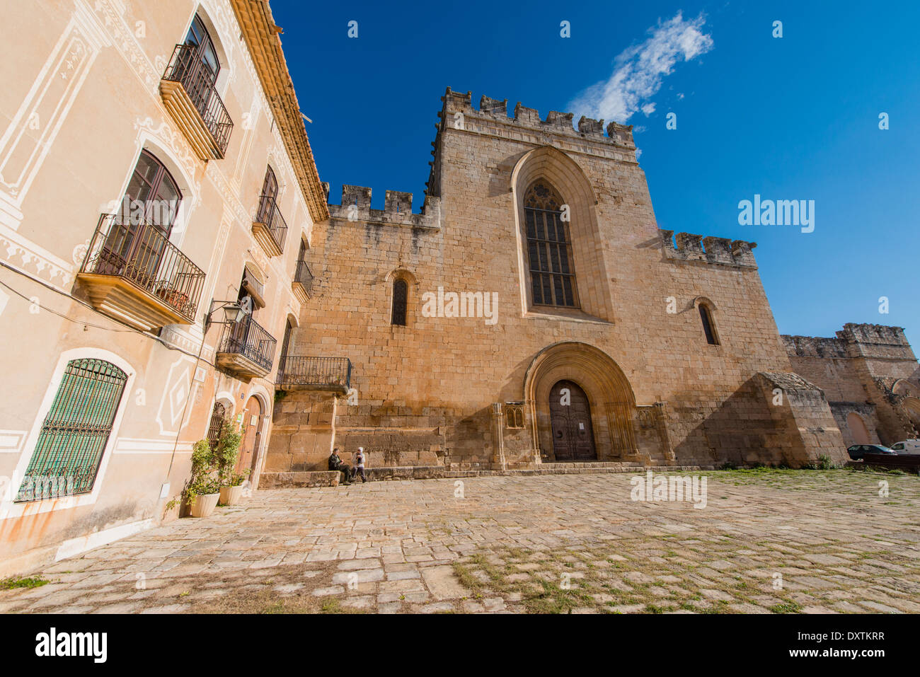 La strada principale della zona interna del monastero di Santes Creus, Spagna, che conduce al monumento stesso Foto Stock