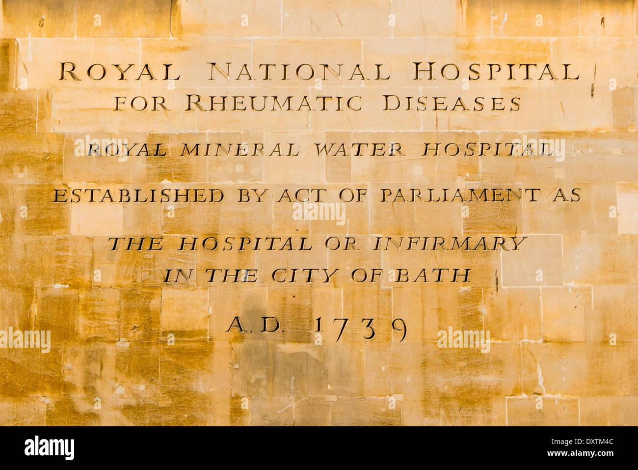 Iscrizione sulla parete del Royal National Hospital per malattie reumatiche nella città di Bath, Somerset, Inghilterra, Regno Unito. Foto Stock