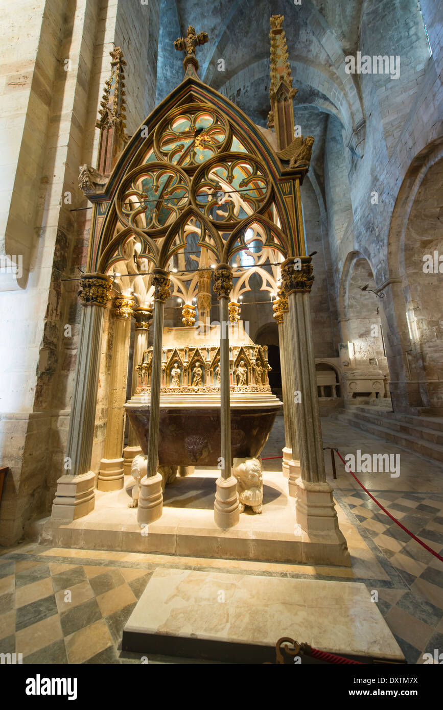 Le volte e le tombe dei re di Catalogna e Aragona Pere II (1305) e Jaume II (1325), il monastero di Santes Creus, Spagna Foto Stock