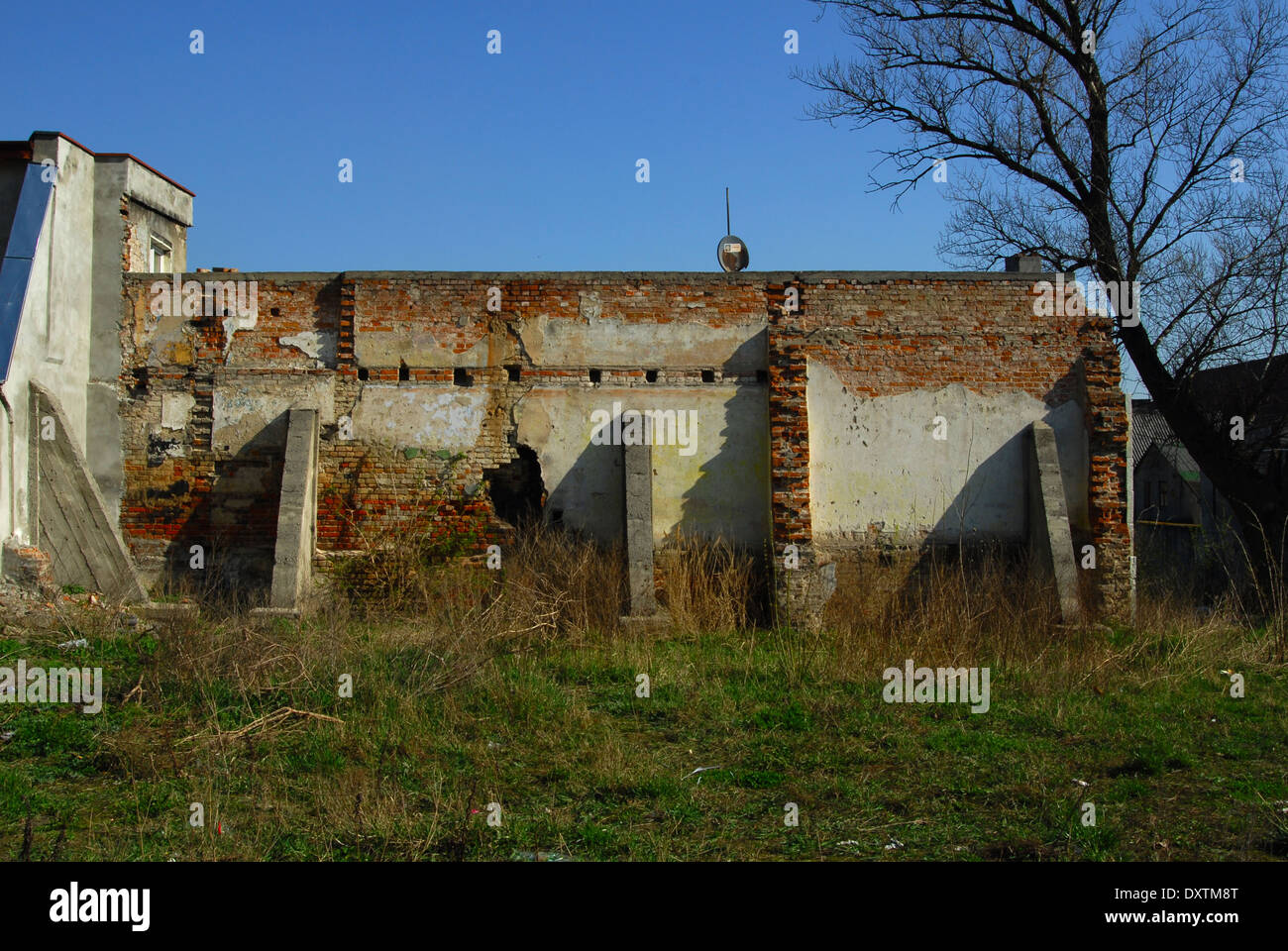 Frammento del vecchio edificio in mattoni distrutti Foto Stock