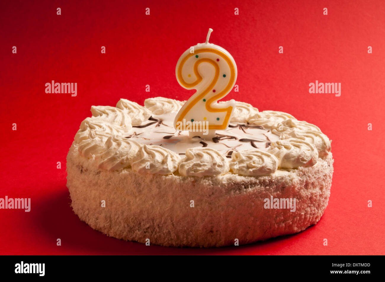 Torta di compleanno con candela numero - 2 anno Foto stock - Alamy