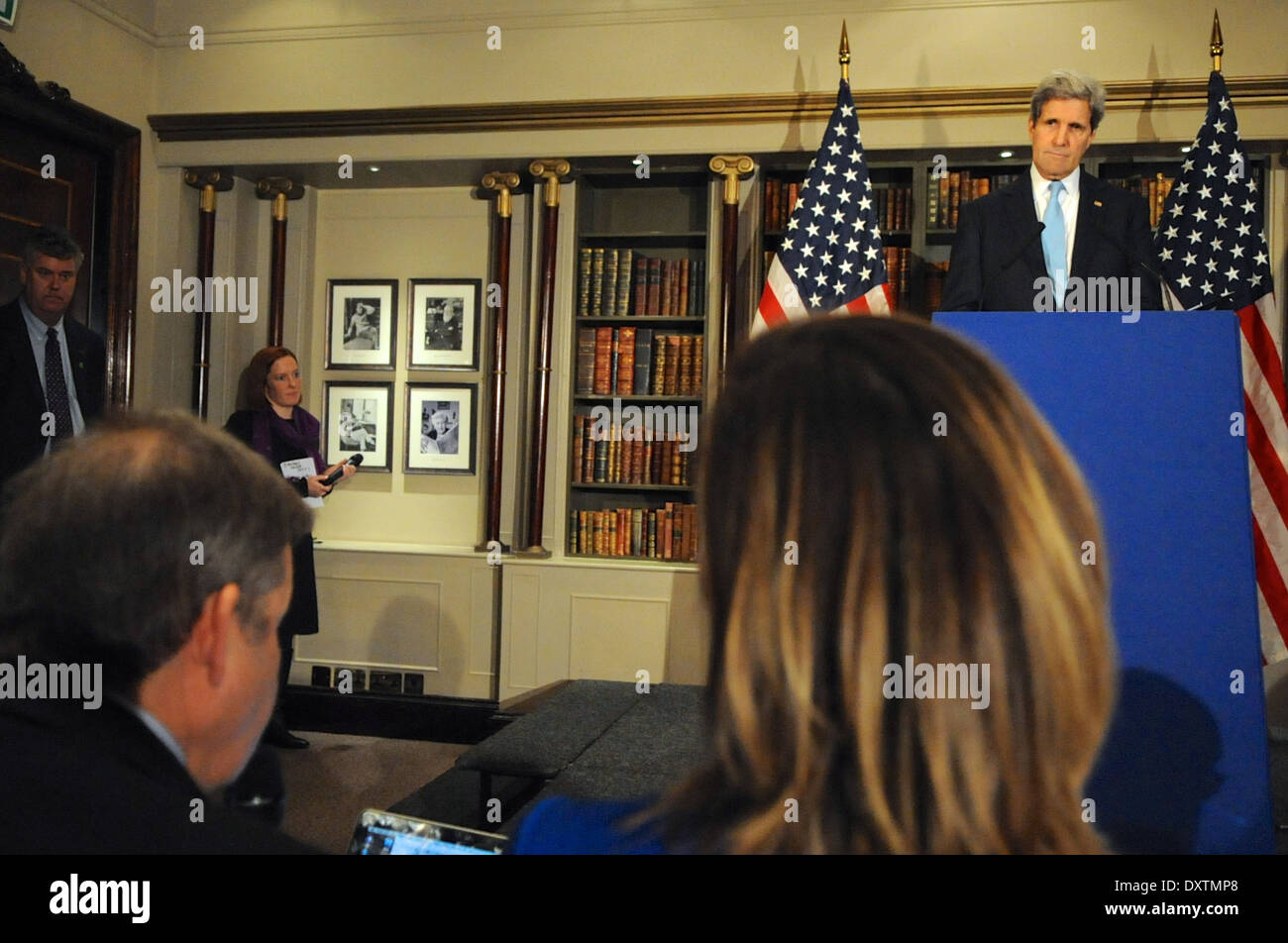 Segretario Kerry risponde alle domande dal New York Times Reporter Gordon Foto Stock