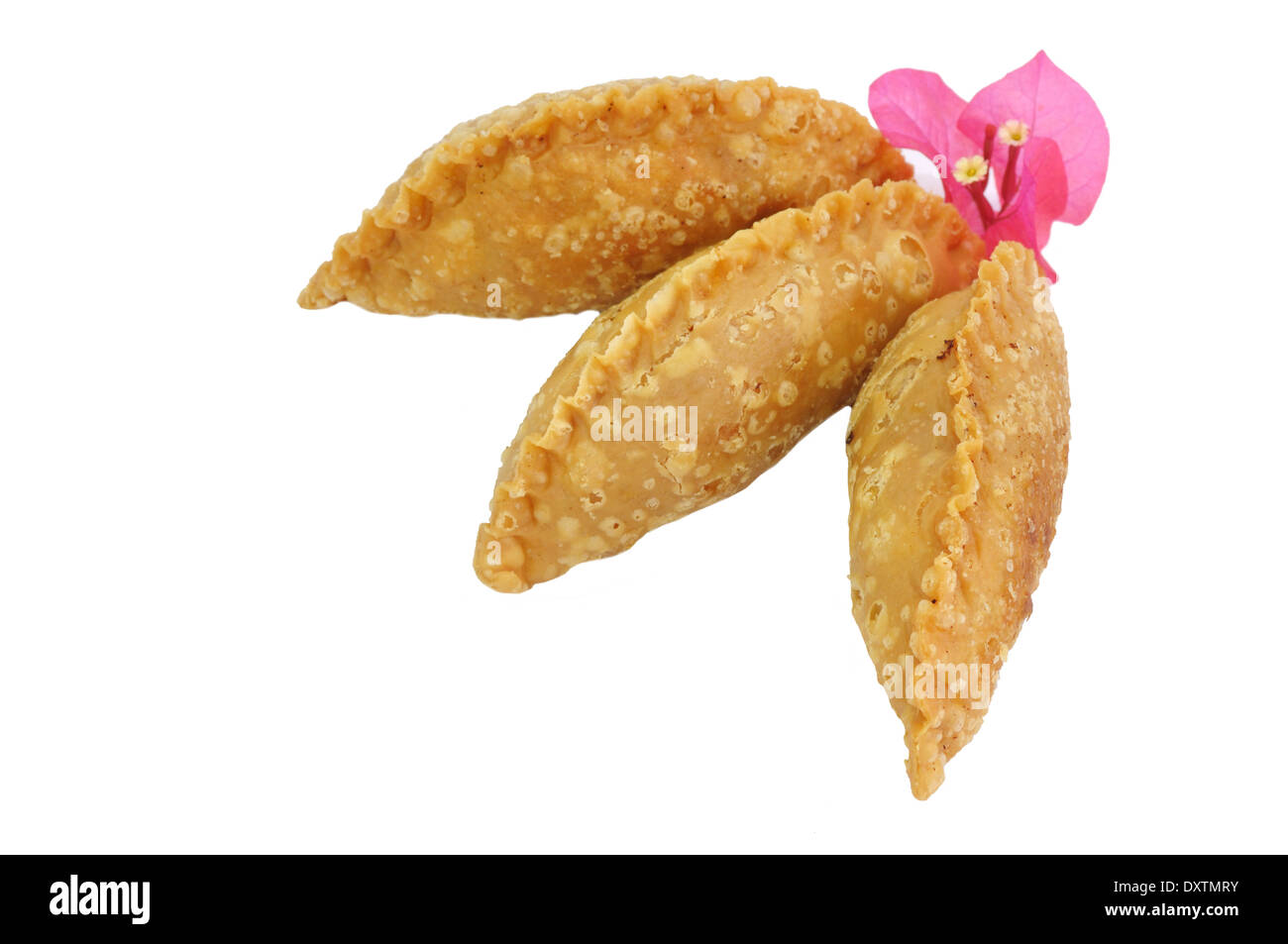 Curry puff pollo su sfondo bianco, della Malaysia, di Singapore e della Thailandia snack preferito. Foto Stock