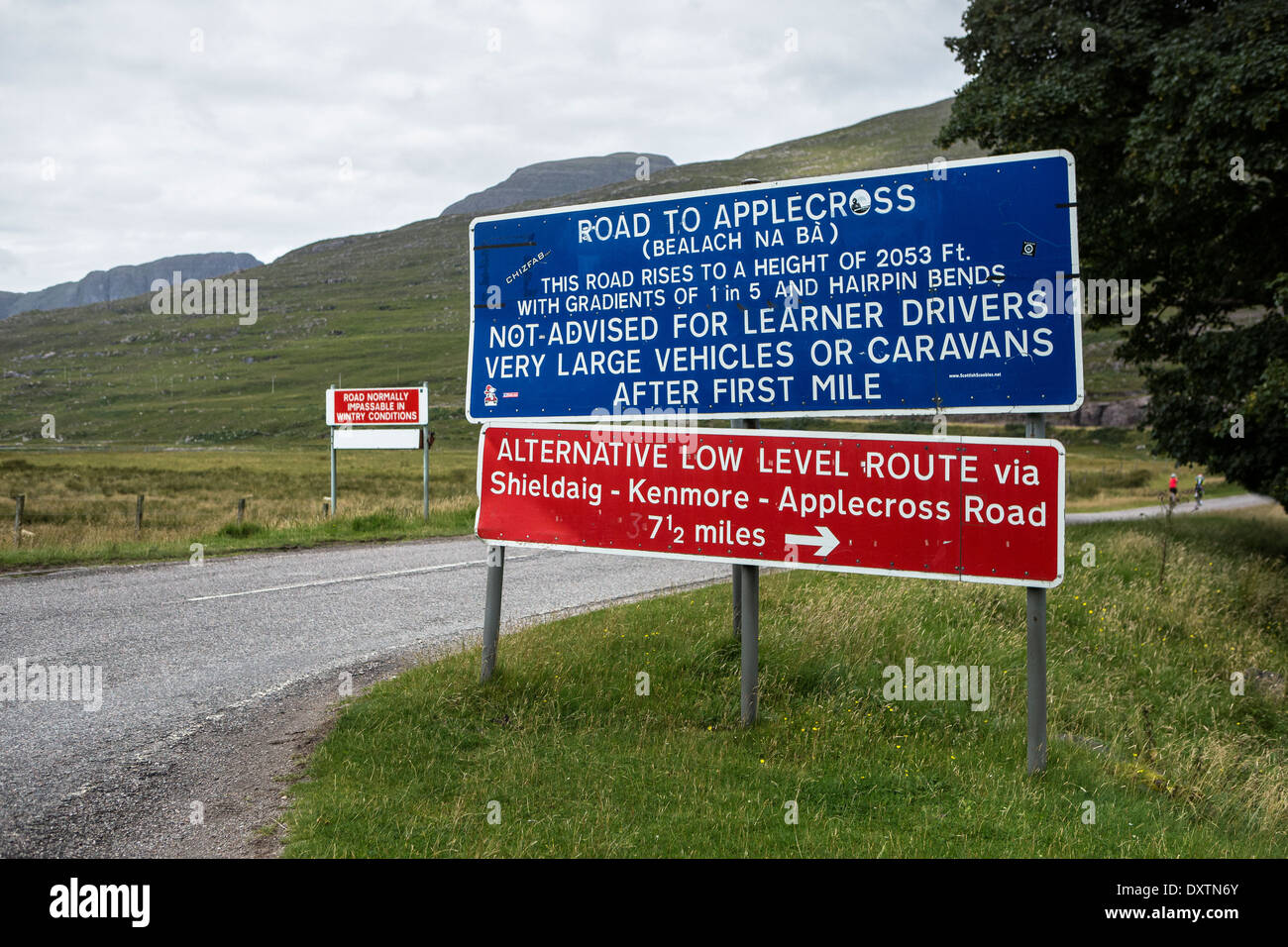 Cartelli di avvertimento prima di una ripida e tortuosa strada in Lochcarron, Scozia Foto Stock