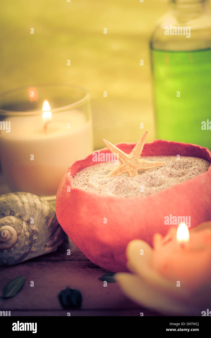 Massaggio con oli aromatici con candele e pietre Zen Foto Stock