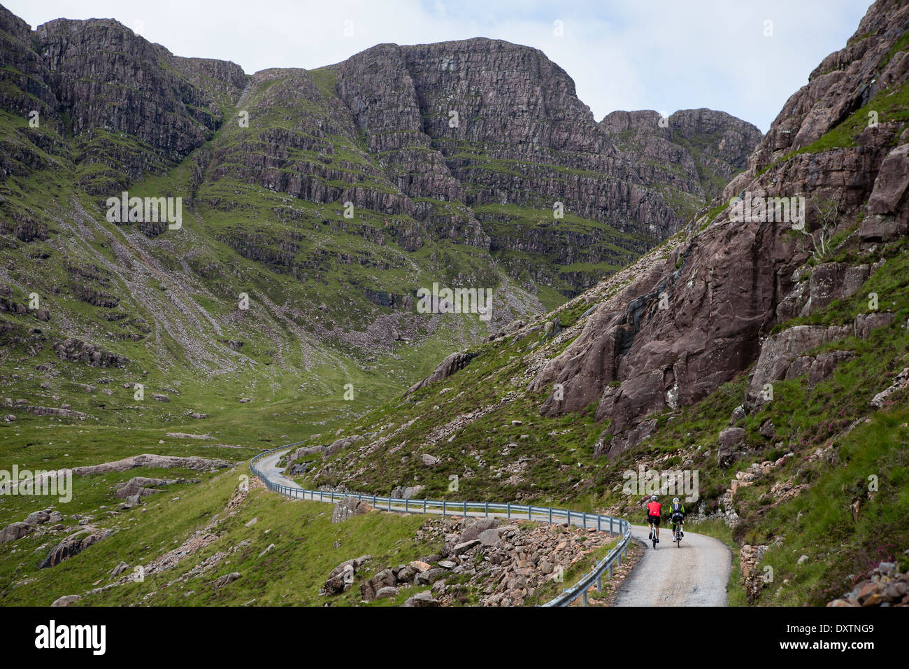 Due ciclisti prendere sulla Gran Bretagna più lunga strada in salita Lochcarron, Scozia Foto Stock