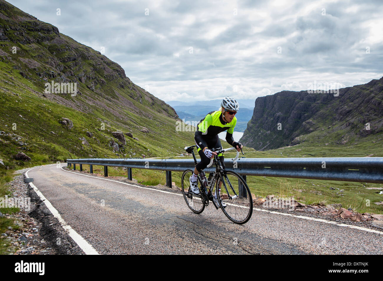Un ciclista tiene in Gran Bretagna la strada più lunga salita in Lochcarron, Scozia Foto Stock