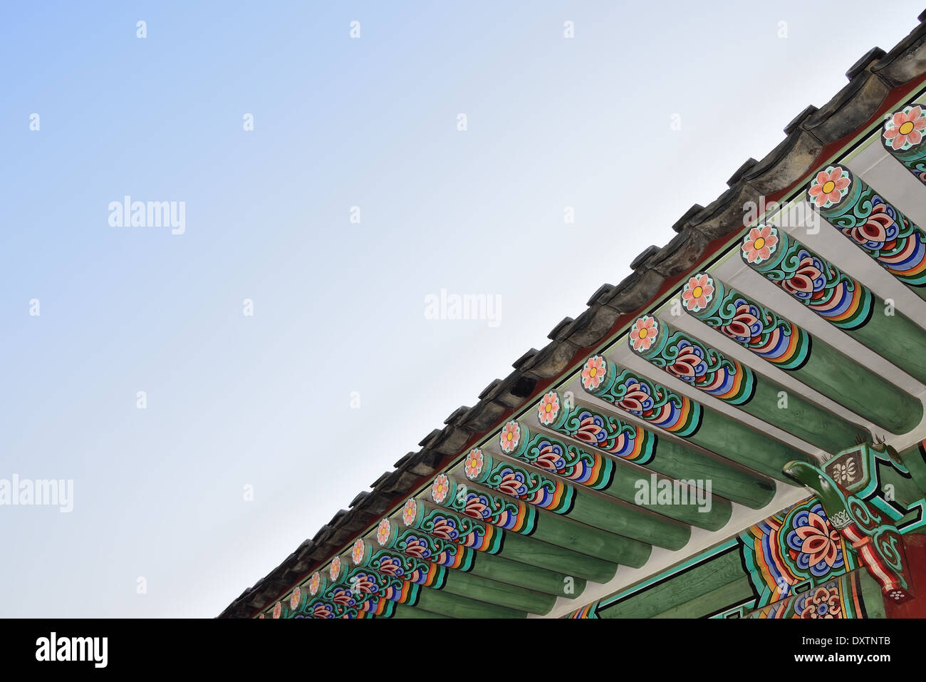 Dettaglio di gronda in Palazzo Gyeongbok Palace a Seoul, Corea del Sud Foto Stock