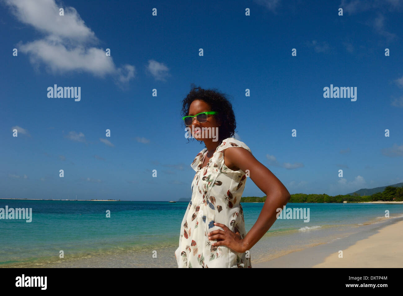 Giovane donna su Paradise Beach. Isola di Carriacou. Grenada, dei Caraibi Foto Stock
