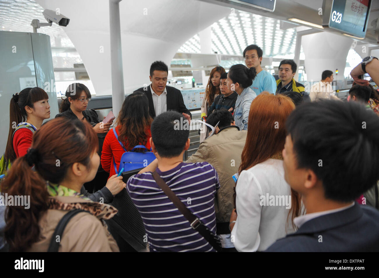 Shenzhen, Cina la provincia di Guangdong. 31 Mar, 2014. Passeggeri a filamento di comunicare con i membri del personale delle compagnie aeree all'aeroporto di Shenzhen, Cina del sud della provincia di Guangdong, Marzo 31, 2014. Heavy Rain anche voli con messa a terra e il filamento di passeggeri negli aeroporti principali di Guangdong dal Domenica. Come di 6:30 p.m., un totale di 113 voli era stato annullato di Shenzhen Bao'an Aeroporto internazionale di lunedì, con 43 voli di andata ritardato di almeno due ore, secondo fonti con l'aeroporto. © Mao Siqian/Xinhua/Alamy Live News Foto Stock