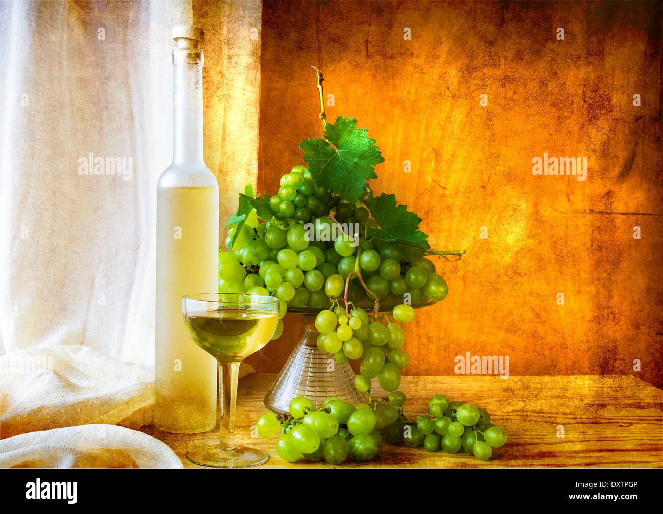 Natura morta con frutta e una bottiglia di vino di uve Foto Stock