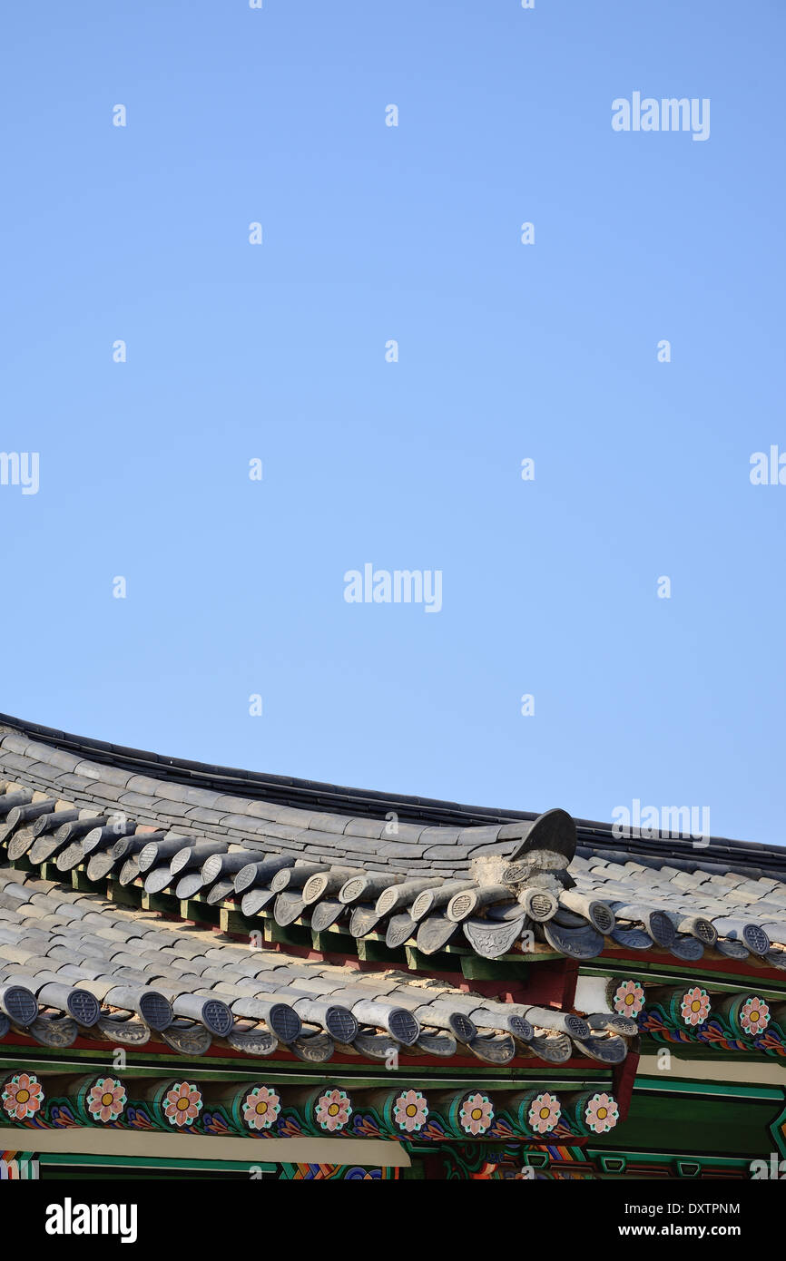 Tetti di tegole di Gyeongbokgung con cielo chiaro a Seoul, Corea del Sud Foto Stock