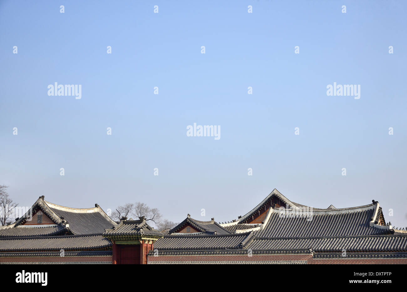 Tetti di tegole di Gyeongbokgung con cielo chiaro a Seoul, Corea del Sud Foto Stock