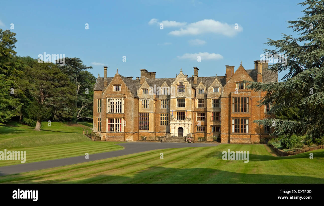 Facciata di Wroxton abbazia, una casa giacobino, Wroxton, Oxfordshire, Inghilterra, Gran Bretagna. Foto Stock