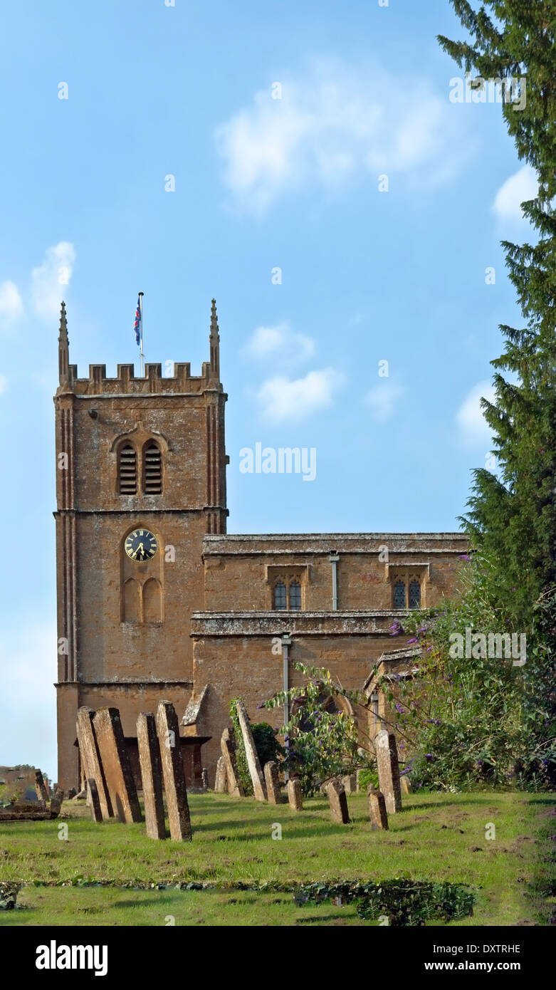 Vista sulla Chiesa di tutti i santi, un palazzo del XIV secolo la chiesa parrocchiale in Wroxton, Oxfordshire, Inghilterra, Gran Bretagna. Foto Stock