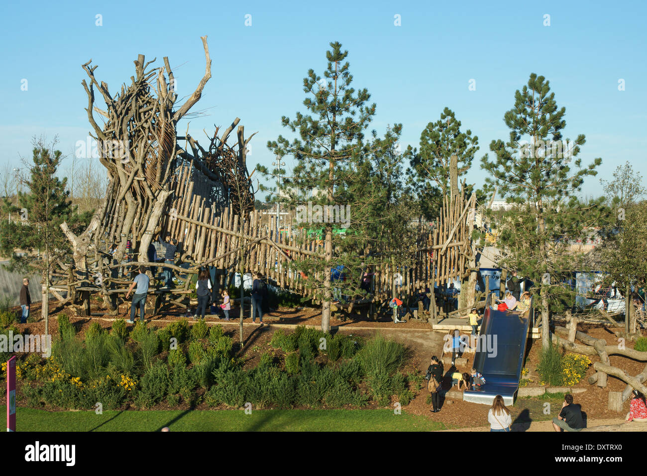 Londra. legno struttura di arrampicata nel parco giochi Parco Olimpico di Londra Foto Stock