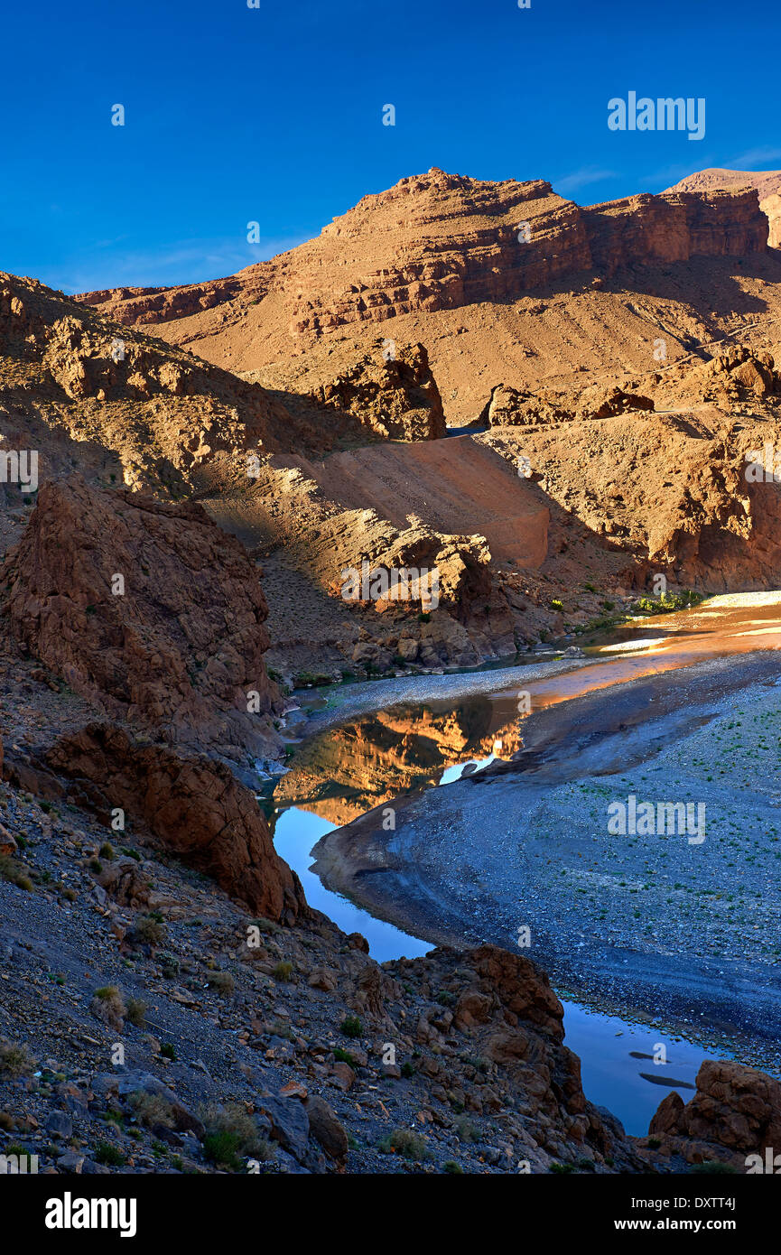 Il fiume Ziz il taglio il suo modo attraverso una gola nel montagne vicino al Tunnel Legionaires, Marocco Foto Stock
