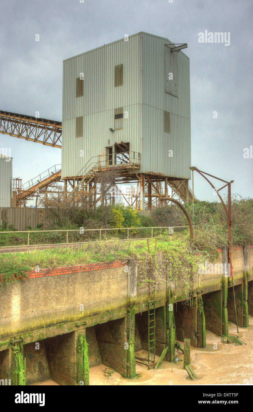Macchine industriali e sul fiume Tamigi. Thames il patrimonio industriale Foto Stock