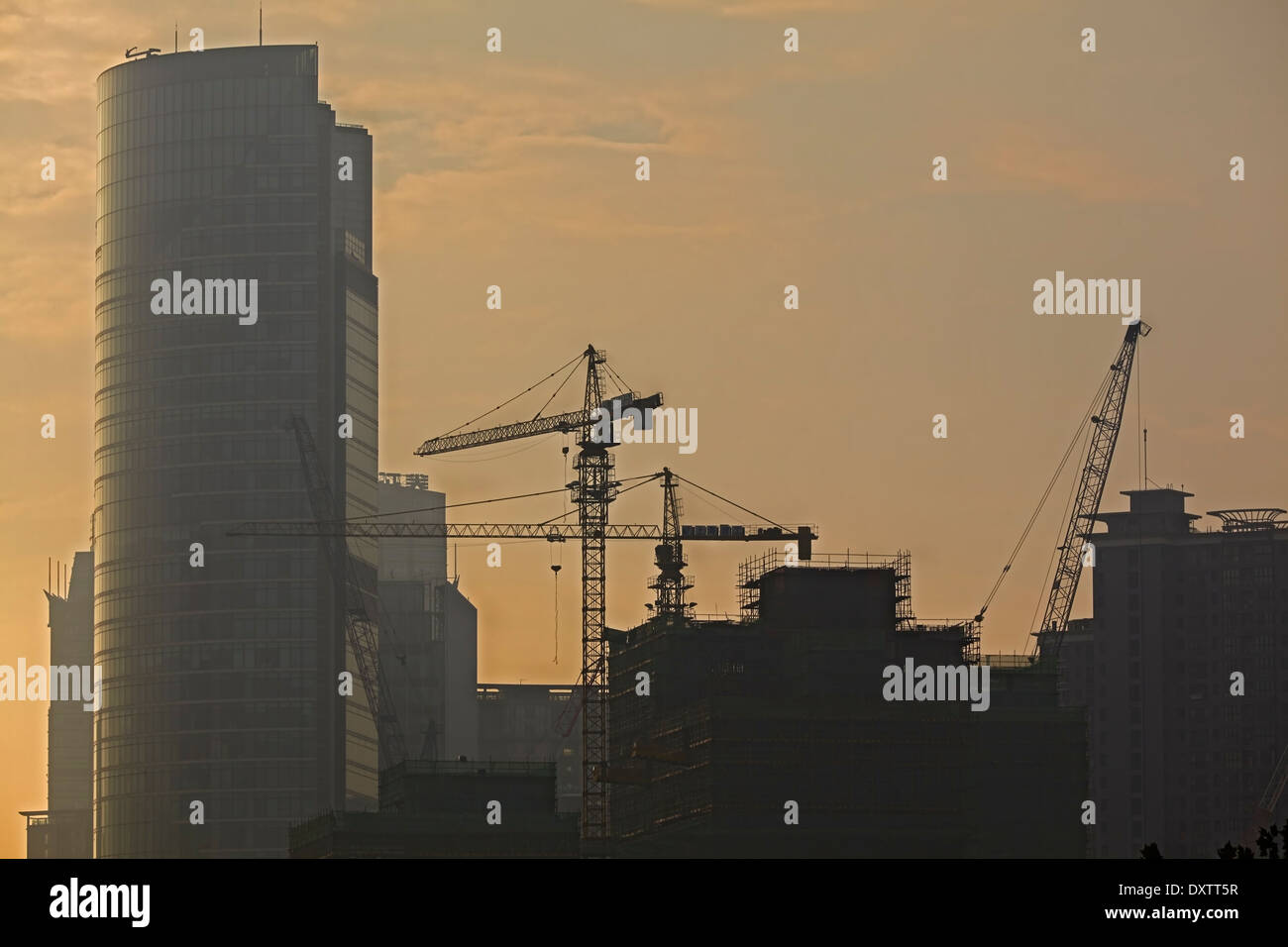 Una silhouette di un edificio in costruzione, all'estremità meridionale del Bund, a Shanghai, Cina. Foto Stock