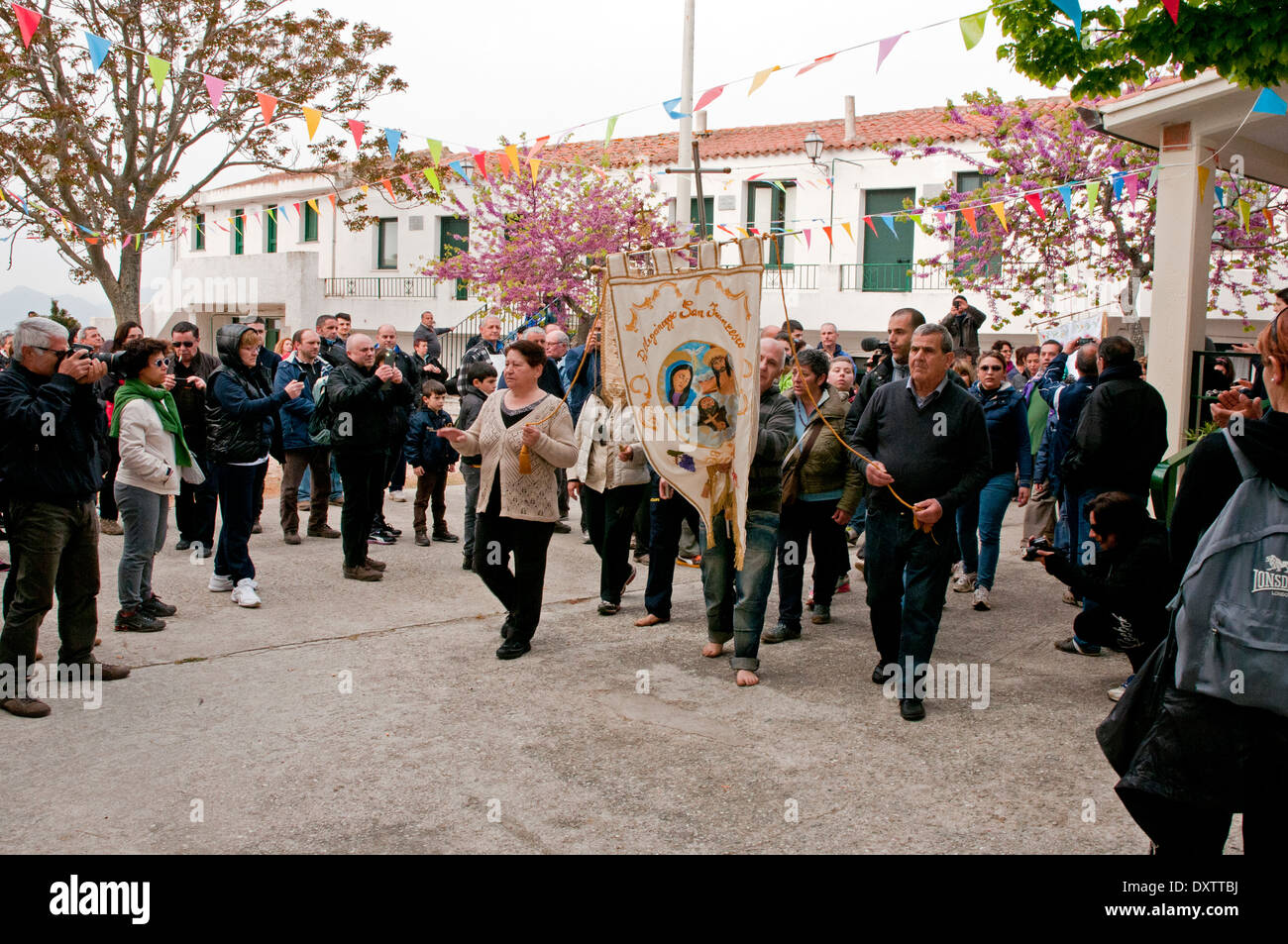 Persone e processione religiosa a San Francesco santuario, Lula, Barbagia,Sardegna, Italia Foto Stock