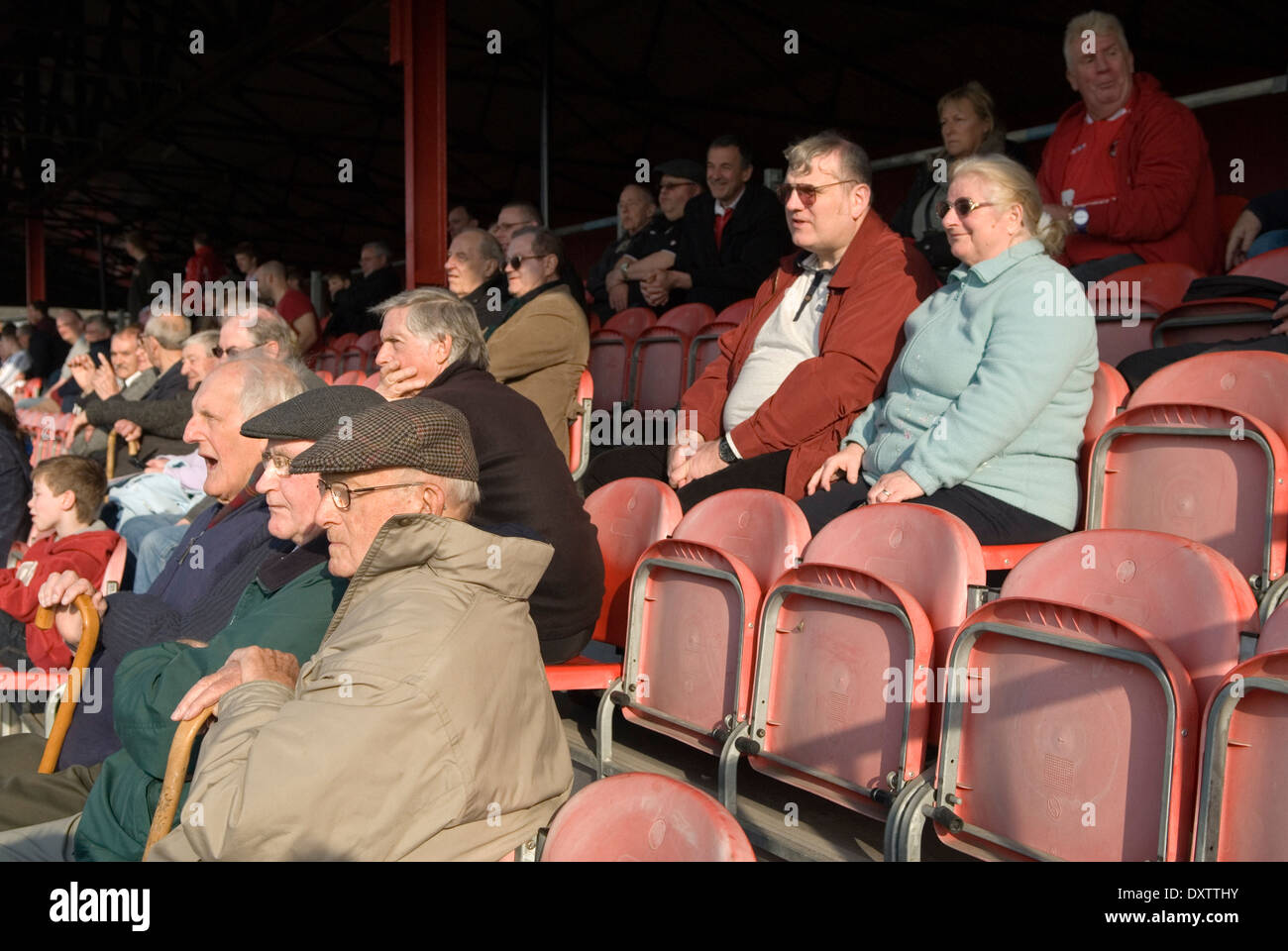 Calcio Regno Unito. Piccolo club di calcio locale. Tifosi della squadra di calcio della flotta all'home end. Ebbsfleet United Football Club contro Tunbridge. Northfleet, Ebbsfleet Valley Kent Inghilterra anni 2014 2010 UK HOMER SYKES Foto Stock