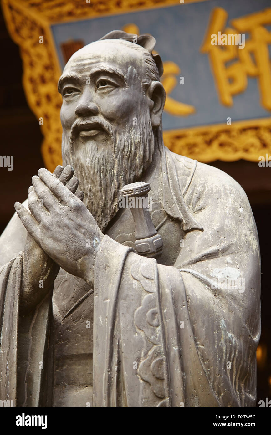 Una statua di Confucio nel Tempio Confuciano, a Shanghai, Cina. Foto Stock